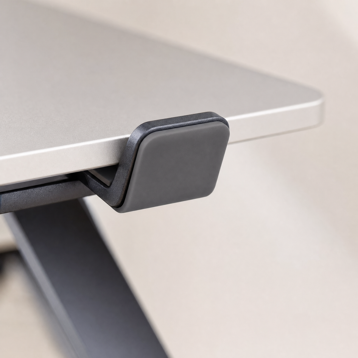 Close detail of a silicone pad gripping the front edge of the laptop